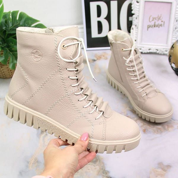 Trzewiki damskie na platformie ocieplane beżowe Rieker Y3420-61. Brązowe botki damskie Rieker, ze skóry ekologicznej, bez obcasa, na platformie, bez zapięcia. Za 252.85 zł.