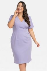 Sukienka ołówkowa elegancka z ozdobnym wycięciem na plecach POCA lila. Sukienki damskie KARKO, do pracy, plus size, bez wzorów, z elastanu, biznesowe, bez kołnierzyka, plus size, bez ramiączek, midi, kopertowe. Za 159.50 zł.
