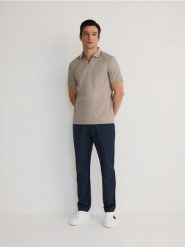 Spodnie chino regular z dodatkiem lnu - niebieski. Niebieskie spodnie materiałowe męskie Reserved, bez wzorów, z bawełny. W wyprzedaży za 119.99 zł.