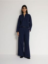 Spodnie culotte - granatowy. Niebieskie spodnie materiałowe damskie Reserved, bez wzorów, z bawełny. W wyprzedaży za 79.99 zł.
