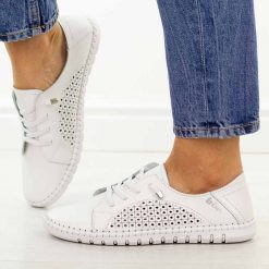 Białe ażurowe skórzane półbuty damskie Lee Cooper 4253. Białe półbuty damskie Lee Cooper, w ażurowe wzory, z jeansu, casualowe, z okrągłym noskiem, bez obcasa, na płaskiej podeszwie. Za 219.00 zł.
