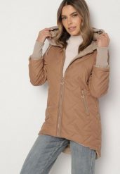 Jasnobrązowa Pikowana Kurtka z Przedłużonym Tyłem i Kapturem Melune. Kurtki damskie Born2be, l, z aplikacjami, z jeansu. Za 149.99 zł.