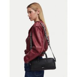 Torebka Karl Lagerfeld Jeans. Czarne torebki klasyczne damskie Karl Lagerfeld Jeans, bez wzorów, z jeansu, bez dodatków. Za 649.99 zł.