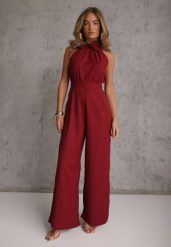 Bordowy Elegancki Kombinezon z Górą Halter Ozdobioną Różą 3D Dephousa. Czerwone kombinezony damskie Renee, m, bez wzorów, eleganckie, bez kołnierzyka, bez ramiączek. Za 169.99 zł.