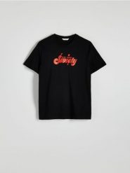 T-shirt z motywem świątecznym - czarny. Czarne t-shirty męskie Reserved, l, bez wzorów, z bawełny, bez kołnierzyka. W wyprzedaży za 19.99 zł.