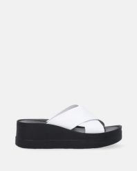 SKÓRZANE KLAPKI DAMSKIE NA KOTURNIE 1403 WHITE. Białe klapki damskie Venezia, bez wzorów, ze skóry, bez obcasa, na koturnie. Za 239.00 zł.