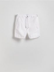 Szorty slim fit - biały. Białe szorty męskie Reserved, z bawełny, bez kołnierzyka. W wyprzedaży za 99.99 zł.