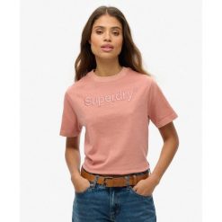 Luźna koszulka z logo Emb Core z bawełny. Czerwone bluzki sportowe damskie Superdry., z bawełny, bez kołnierzyka, bez ramiączek. W wyprzedaży za 130.35 zł.