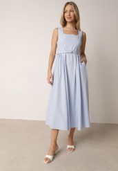 Niebieska Elegancka Sukienka z Wiskozy i Bawełny na Szerokich Ramiączkach Naisia. Niebieskie sukienki damskie Born2be, m, bez wzorów, z bawełny, eleganckie, bez kołnierzyka, bez ramiączek, maxi, rozkloszowane. Za 179.99 zł.