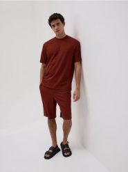 Strukturalny t-shirt comfort fit - brązowy. Brązowe t-shirty męskie Reserved, l, bez wzorów, z dzianiny, bez kołnierzyka. W wyprzedaży za 55.99 zł.