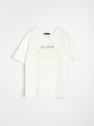 Bawełniana koszulka z perłową aplikacją - kremowy. Białe t-shirty damskie Sinsay, l, z aplikacjami, z bawełny, bez kołnierzyka. Za 29.99 zł.