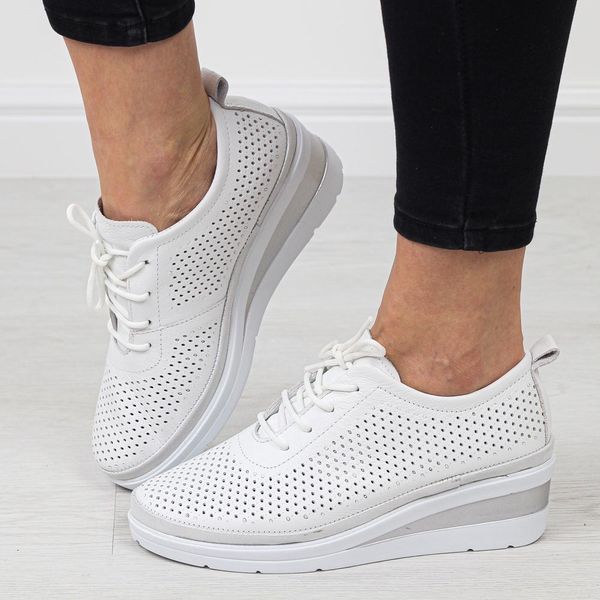 Białe SL skórzane ażurowe półbuty damskie na koturnie T.Sokolski 150. Białe czółenka damskie Sokolski, w ażurowe wzory, ze skóry, bez obcasa, na koturnie. Za 299.00 zł.