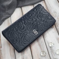 Poziomy portfel damski skórzany granatowy w kwiaty z metalowym logo Paolo Peruzzi AL-13-NV. Niebieskie portfele damskie bez wzorów, ze skóry. Za 89.00 zł.