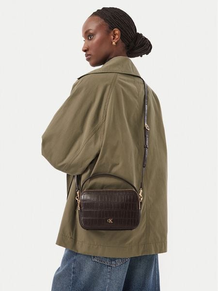 Calvin Klein Torebka Ck Croc Camera Bag LV04F3905G Brązowy ciemny. Brązowe torebki klasyczne damskie CALVIN KLEIN, bez wzorów, ze skóry, bez dodatków. Za 449.99 zł.