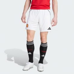 Szorty podstawowe Manchester United 25/26. Białe szorty męskie Adidas, bez wzorów, eleganckie. Za 199.00 zł.
