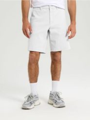 Szorty chino - kremowy. Białe szorty męskie Sinsay, bez kołnierzyka. Za 49.99 zł.