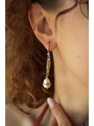 Pierres delicates Pozłacane kolczyki z cyrkoniami rozmiar: onesize. Żółte kolczyki damskie Pierres delicates, z cyrkonią, pozłacane, z zapięciem typu bigiel. Za 130.50 zł.