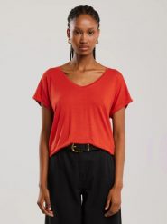 Koszulka damska o luźnym kroju czerwona Valeria 704. Czerwone t-shirty damskie Big Star, l, bez wzorów, z dzianiny, bez kołnierzyka. W wyprzedaży za 39.99 zł.