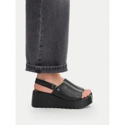 Sandały G-Star. Czarne sandały damskie G-Star, bez wzorów, bez obcasa, na koturnie. Za 259.99 zł.