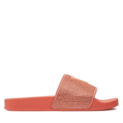 Klapki Guess. Brązowe klapki damskie Guess, z aplikacjami, bez obcasa. Za 239.99 zł.