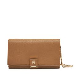Torebka Tommy Hilfiger. Brązowe torebki klasyczne damskie Tommy Hilfiger, bez wzorów, wizytowe, bez kołnierzyka, bez ramiączek. Za 329.99 zł.