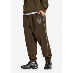 Spodnie dresowe męskie Prosto Athletic. Brązowe spodnie dresowe męskie Prosto., bez wzorów, z dresówki. W wyprzedaży za 205.99 zł.