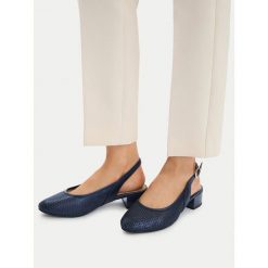 Czółenka Caprice. Niebieskie czółenka damskie Caprice, bez wzorów, bez obcasa. Za 231.99 zł.
