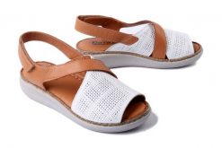 ARTIKER RELAKS 56C2514 biały, sandały damskie. Białe sandały damskie Artiker Relaks, bez wzorów, bez obcasa, na koturnie. Za 167.93 zł.