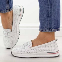 Białe ażurowane skórzane półbuty damskie T.Sokolski w26-604. Białe półbuty damskie Sokolski, w ażurowe wzory, z jeansu, eleganckie, z okrągłym noskiem, bez obcasa, na płaskiej podeszwie. Za 199.00 zł.