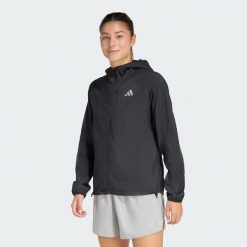 Kurtka adi365 Running Essentials. Czarne kurtki damskie Adidas, bez wzorów, z tkaniny, bez kaptura. Za 299.00 zł.