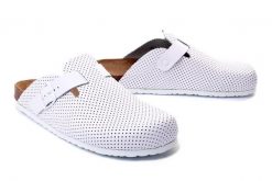 DR. BRINKMANN 600251-3 weiss, klapki profilatyczne damskie. Białe klapki damskie Dr. Brinkmann, bez wzorów, ze skóry, bez obcasa. Za 191.18 zł.