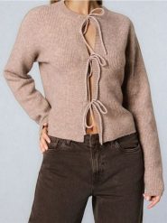 Prążkowany sweter - brązowy. Brązowe swetry klasyczne damskie Sinsay, l, prążkowane, bez kołnierzyka. Za 59.99 zł.