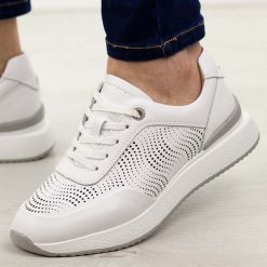 Białe ażurowe skórzane półbuty damskie S.Barski 51-551. Białe półbuty damskie S.BARSKI, w ażurowe wzory, z jeansu, eleganckie, bez obcasa, na płaskiej podeszwie. Za 219.00 zł.