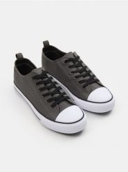 Trampki sznurowane z gumowym noskiem - khaki. Brązowe trampki i tenisówki męskie Sinsay, bez wzorów, z gumy, bez zapięcia. Za 29.99 zł.