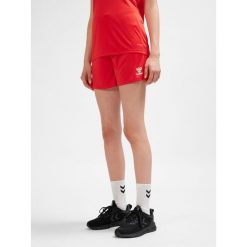 Szorty damskie Hummel Essential. Czerwone szorty damskie HUMMEL, bez wzorów, sportowe. Za 121.00 zł.
