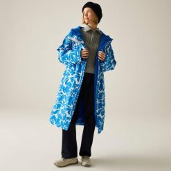 Wodoodporny szlafrok do przewijania dla dorosłych unisex. Niebieskie szlafroki damskie Regatta, bez wzorów. W wyprzedaży za 329.99 zł.