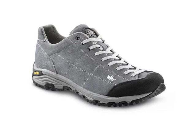 Buty do chodzenia Lomer Maipos Suede MTX. Czarne buty trekkingowe męskie LOMER, z materiału, bez zapięcia, na fitness i siłownię. Za 584.50 zł.