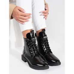 Sznurowane botki damskie czarne z lakierowanej skóry ekologicznej. Czarne botki damskie ze skóry ekologicznej, eleganckie, bez obcasa, bez zapięcia. Za 245.97 zł.