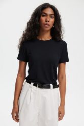 T-SHIRT NINA CZARNY S - Flawless. Czarne t-shirty damskie Flawless, s, bez wzorów, z materiału, bez kołnierzyka. Za 229.00 zł.