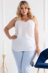 Elegancki Top z ozdobną koronką przy dekolcie ELMA ecru. Topy damskie KARKO, plus size, bez wzorów, z elastanu, bez kołnierzyka. Za 69.50 zł.