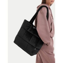 Torebka Reebok. Czarne torebki klasyczne damskie Reebok, bez wzorów, bez dodatków. Za 149.99 zł.