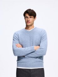 Wełniany sweter z domieszką wełny jaka - niebieski. Niebieskie swetry męskie Reserved, l, bez wzorów, z wełny, bez kołnierzyka. Za 249.99 zł.