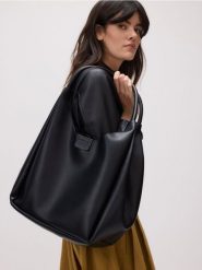 Torebka hobo - czarny. Czarne torebki klasyczne damskie Reserved, bez wzorów, ze skóry, bez dodatków. Za 159.99 zł.