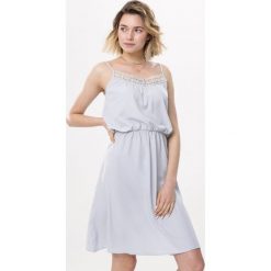 Szara Sukienka Startin Somethin. Szare sukienki damskie Born2be, na lato, l, w ażurowe wzory, bez kołnierzyka, bez ramiączek, mini. Za 39.99 zł.