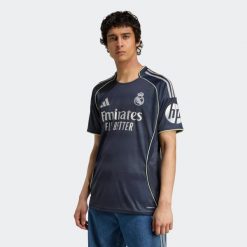 Koszulka piłkarska ADIDAS Real Madryt 25/26 wyjazdowa. Bluzki damskie Adidas, l, bez wzorów, sportowe, bez kołnierzyka, bez ramiączek. Za 459.99 zł.