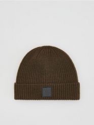 Czapka beanie z naszywką - brązowy. Brązowe czapki męskie Reserved, z aplikacjami. Za 59.99 zł.