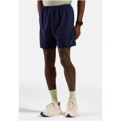 Spodenki męskie Odlo ESSENTIAL 6 INCH Short. Niebieskie szorty męskie Odlo, bez wzorów, sportowe. W wyprzedaży za 179.99 zł.