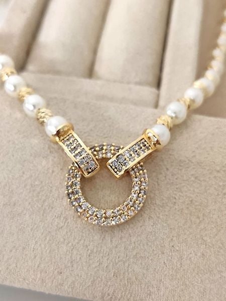 Luja Bijoux Naszyjnik perłowy z cykorniami - dł. 42 cm rozmiar: onesize. Białe naszyjniki damskie Luja Bijoux, z mosiądzu. Za 91.77 zł.