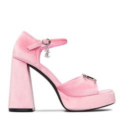 Sandały Juicy Couture. Czerwone sandały damskie Juicy Couture, bez wzorów, bez obcasa, na słupku. Za 299.99 zł.
