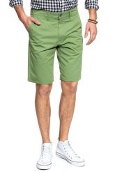 SPODENKI MĘSKIE WRANGLER CHINO SHORT JADE GREEN W14AKM33H 112126562. Zielone szorty męskie Wrangler, z materiału, bez kołnierzyka. W wyprzedaży za 69.99 zł.